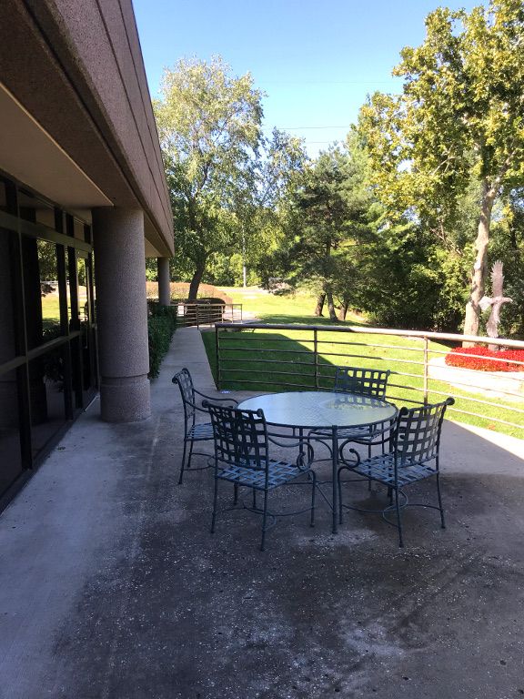 CORPORATE WOODS OFFICE BUILDING: 9990 College Blvd, Shawnee Mission, KS 66210